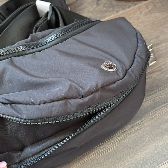 BEARPAW Crossbody/waist bag/fanny pack, double zip compartments + ear pod case - Picture 7 of 14